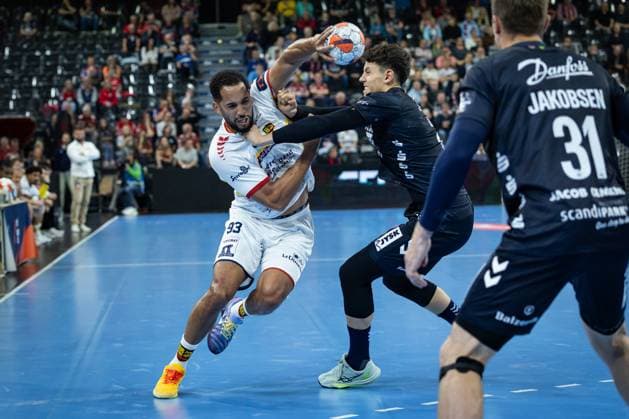 SG Flensburg Handewitt vs St Raphael, 14 10 2025 Micke Brasseleur Saint Raphael Var Handball, 93 against Marko Grgic SG Flensburg Handewitt, 17 FLENSBURG, GERMANY OCTOBER 14 during the EHF European League match between SG Flensburg Handewitt vs St Raphael at GP JOULE Arena, on matchday 1 of the Group Matches Group A on October 14, 2025 in Flensburg, Germany Copyright: xBEAUTIFULxSPORTS MarioxM.xKobergx