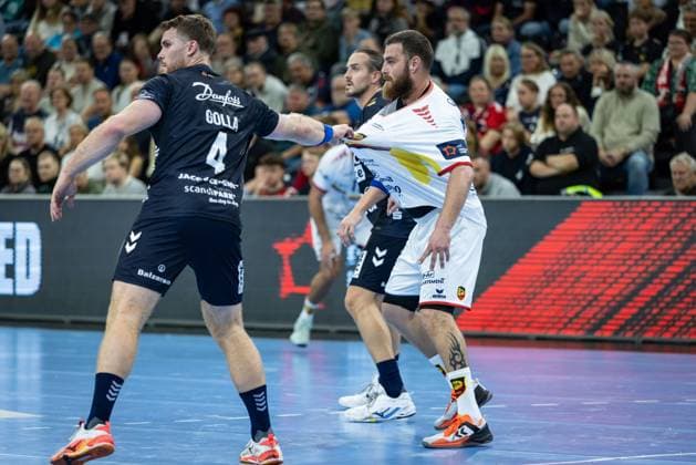 SG Flensburg Handewitt vs St Raphael, 14 10 2025 battling at the circle Johannes Golla SG Flensburg Handewitt, 04 , Johannes Marescot Saint Raphael Var Handball, 36 FLENSBURG, GERMANY OCTOBER 14 during the EHF European League match between SG Flensburg Handewitt vs St Raphael at GP JOULE Arena, on matchday 1 of the Group Matches Group A on October 14, 2025 in Flensburg, Germany Copyright: xBEAUTIFULxSPORTS MarioxM.xKobergx