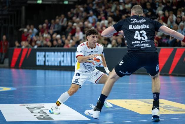 SG Flensburg Handewitt vs St Raphael, 14 10 2025 Sergio Perez Manzanares Saint Raphael Var Handball, 28 against Blaz Blagotinsek SG Flensburg Handewitt, 43 FLENSBURG, GERMANY OCTOBER 14 during the EHF European League match between SG Flensburg Handewitt vs St Raphael at GP JOULE Arena, on matchday 1 of the Group Matches Group A on October 14, 2025 in Flensburg, Germany Copyright: xBEAUTIFULxSPORTS MarioxM.xKobergx