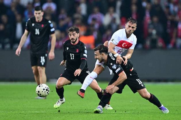 Turkiye v Georgia - 2026 FIFA World Cup, WM, Weltmeisterschaft, Fussball European Qualifiers KOCAELI, TURKIYE - OCTOBER 14: Yunus Akgun (21) of Turkiye in action against Anzor Mekvabishvili (15) of Georgia during 2026 FIFA World Cup European Qualifiers Group E football match between Turkiye and Georgia at Kocaeli Stadium in Kocaeli, Turkiye on October 14, 2025. Abdulhamid Hosbas Anadolu Kocaeli Turkey. Editorial use only. Please get in touch for any other usage.  Copyright: x2025xAnadoluxAbdulhamidxHosbasx