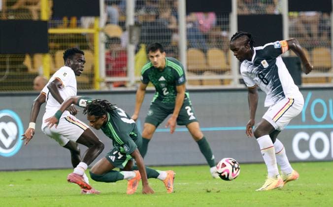 Algeria v Uganda - 2026 FIFA World Cup, WM, Weltmeisterschaft, Fussball Qualifier Hicham Boudaoui of Algeria fights for the ball with Khald Aucho of Uganda during the 2026 FIFA World Cup qualifying football match between Algeria and Uganda in Tizi Ouzou, Algeria, on October 14, 2025. TIZI ouzou Algeria  Copyright: xAPPx originalFilename:app-notitle251014_npuJa.jpg