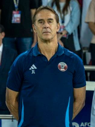 UQATAR v NITED ARAB EMIRATES-2026 FIFA World Cup, WM, Weltmeisterschaft, Fussball ASIAN QUALIFIER PLAYOFFS Head coach of Qatar Julen Lopetegui looks on prior to the FIFA World Cup 2026 AFC Asian qualifiers playoffs group A match between Qatar and United Arab Emirates at Jassim Bin Hamad Stadium in Doha, Qatar, on October 14, 2025. DOHA Qatar Copyright: xNOUSHADx