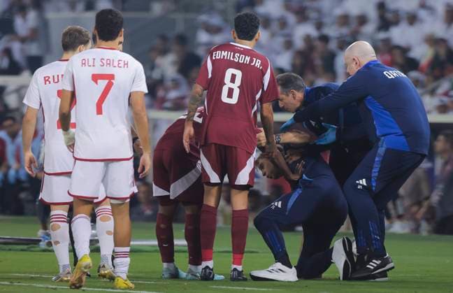 UQATAR v NITED ARAB EMIRATES-2026 FIFA World Cup, WM, Weltmeisterschaft, Fussball ASIAN QUALIFIER PLAYOFFS Head coach of Qatar Julen Lopetegui (3rd R) reacts after hitting him with the ball during the FIFA World Cup 2026 AFC Asian qualifiers playoffs group A match between Qatar and United Arab Emirates at Jassim Bin Hamad Stadium in Doha, Qatar, on October 14, 2025. DOHA Qatar Copyright: xNOUSHADx