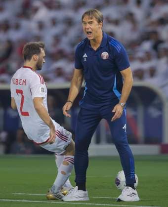 UQATAR v NITED ARAB EMIRATES-2026 FIFA World Cup, WM, Weltmeisterschaft, Fussball ASIAN QUALIFIER PLAYOFFS Head coach of Qatar Julen Lopetegui reacs during the FIFA World Cup 2026 AFC Asian qualifiers playoffs group A match between Qatar and United Arab Emirates at Jassim Bin Hamad Stadium in Doha, Qatar, on October 14, 2025. DOHA Qatar Copyright: xNOUSHADx