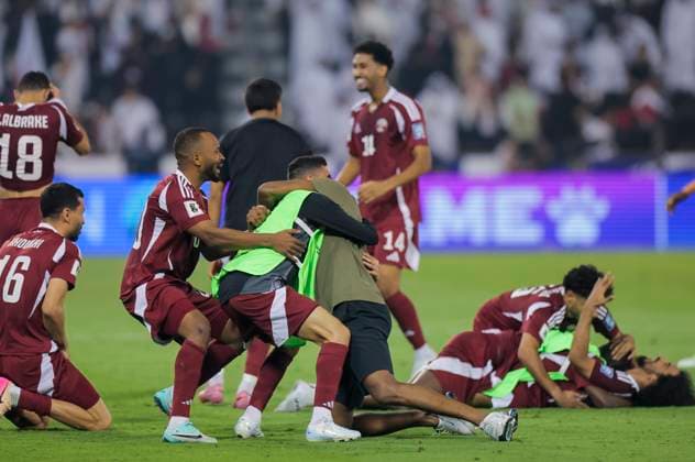 UQATAR v NITED ARAB EMIRATES-2026 FIFA World Cup, WM, Weltmeisterschaft, Fussball ASIAN QUALIFIER PLAYOFFS Players of Qatar celebrate after the team s victory in the FIFA World Cup 2026 AFC Asian qualifiers playoffs group A match between Qatar and United Arab Emirates at Jassim Bin Hamad Stadium in Doha, Qatar, on October 14, 2025. DOHA Qatar Copyright: xNOUSHADx