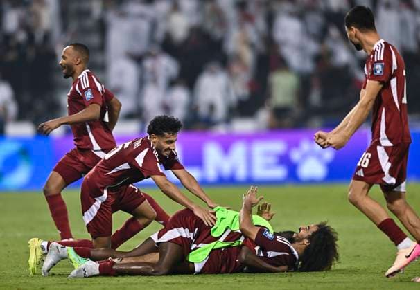 UQATAR v NITED ARAB EMIRATES-2026 FIFA World Cup, WM, Weltmeisterschaft, Fussball ASIAN QUALIFIER PLAYOFFS Players of Qatar celebrate after the team s victory in the FIFA World Cup 2026 AFC Asian qualifiers playoffs group A match between Qatar and United Arab Emirates at Jassim Bin Hamad Stadium in Doha, Qatar, on October 14, 2025. DOHA Qatar Copyright: xNOUSHADx