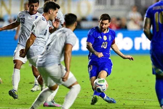 Lionel Messi (C) of Argentina kicks the ball in a friendly match between Puerto Rico and Argentina at Chase Stadium in Fort Lauderdale, United States, 14 October 2025. International Friendly, Länderspiel, Nationalmannschaft Puerto Rico vs Argentina !ACHTUNG: NUR REDAKTIONELLE NUTZUNG!  Copyright: xGiorgioxVierax AMDEP6444 20251015-55018225139_1