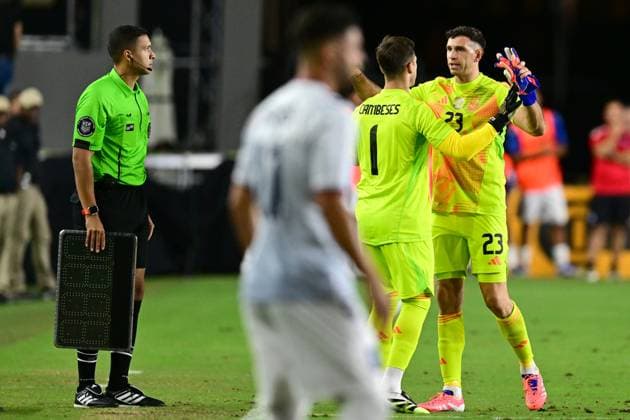 Emiliano Martínez (R) and Facundo Cambeses (C) from Argentina greet each other during a friendly match between Puerto Rico and Argentina at Chase Stadium in Fort Lauderdale, United States, 14 October 2025. International Friendly, Länderspiel, Nationalmannschaft Puerto Rico vs Argentina !ACHTUNG: NUR REDAKTIONELLE NUTZUNG!  Copyright: xGiorgioxVierax AMDEP6477 20251015-55018225151_1