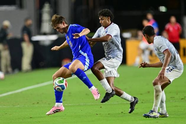 Sidney Paris (C) of Puerto Rico battles for the ball with Nico Paz (L) of Argentina during a friendly match between Puerto Rico and Argentina at Chase Stadium in Fort Lauderdale, United States, 14 October 2025. International Friendly, Länderspiel, Nationalmannschaft Puerto Rico vs Argentina !ACHTUNG: NUR REDAKTIONELLE NUTZUNG!  Copyright: xGiorgioxVierax AMDEP6478 20251015-55018225152_1