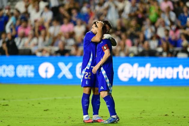 Lautaro Martínez (L) embraces Lionel Messi (R) of Argentina in a friendly match between Puerto Rico and Argentina at Chase Stadium in Fort Lauderdale, United States, 14 October 2025. International Friendly, Länderspiel, Nationalmannschaft Puerto Rico vs Argentina !ACHTUNG: NUR REDAKTIONELLE NUTZUNG!  Copyright: xGiorgioxVierax AMDEP6488 20251015-55018225169_1