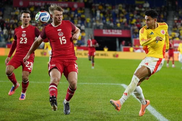 Canada v Colombia - International Friendly, Länderspiel, Nationalmannschaft Match Luis Diaz 7 of Colombia kicks the ball against Luc De Fougerolles 15 of Canada during the International Friendly match between Canada and Colombia at Sports Illustrated Stadium on October 14, 2025 in Harrison, Nueva Jersey. (Photo by Leonardo Ramirez Eyepix Group) Copyright: xLeonardoxRamirezx xEyepixxGroupx LR-14102025-05672