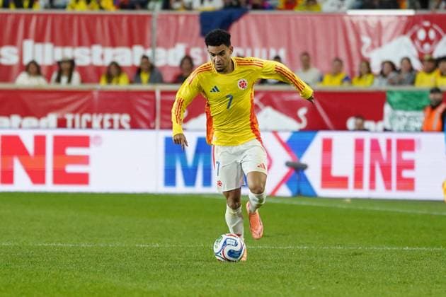 Canada v Colombia - International Friendly, Länderspiel, Nationalmannschaft Match Luis Diaz 7 of Colombia drives the ball forward during the International Friendly match between Canada and Colombia at Sports Illustrated Stadium on October 14, 2025 in Harrison, Nueva Jersey. (Photo by Leonardo Ramirez Eyepix Group) Copyright: xLeonardoxRamirezx xEyepixxGroupx LR-14102025-05717