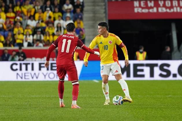 Canada v Colombia - International Friendly, Länderspiel, Nationalmannschaft Match James Rodriguez 10 of Colombia and Liam Millar 11 of Canada battle for the ball during the International Friendly match between Canada and Colombia at Sports Illustrated Stadium on October 14, 2025 in Harrison, Nueva Jersey. (Photo by Leonardo Ramirez Eyepix Group) Copyright: xLeonardoxRamirezx xEyepixxGroupx LR-14102025-05985