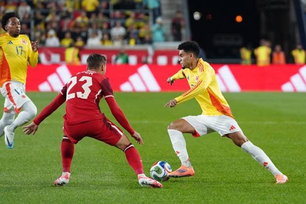 October 14, 2025, Harrison, New Jersey, United States: Luis DoÂ­az 7 of Colombia and Niko Sigur 23 of Canada battle for the ball during the International Friendly, Länderspiel, Nationalmannschaft match between Canada and Colombia at Sports Illustrated Stadium on October 14, 2025 in Harrison, Nueva Jersey. Harrison United States - ZUMAe321 20251014_zsa_e321_008 Copyright: xLeonardoxRamirezx