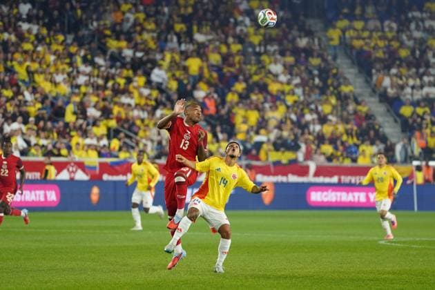 October 14, 2025, Harrison, New Jersey, United States: Juan Camilo Hernandez 14 of Colombia and Derek Cornelius 13 of Canada battle for the ball during the International Friendly, Länderspiel, Nationalmannschaft match between Canada and Colombia at Sports Illustrated Stadium on October 14, 2025 in Harrison, Nueva Jersey. Harrison United States - ZUMAe321 20251014_zsa_e321_057 Copyright: xLeonardoxRamirezx