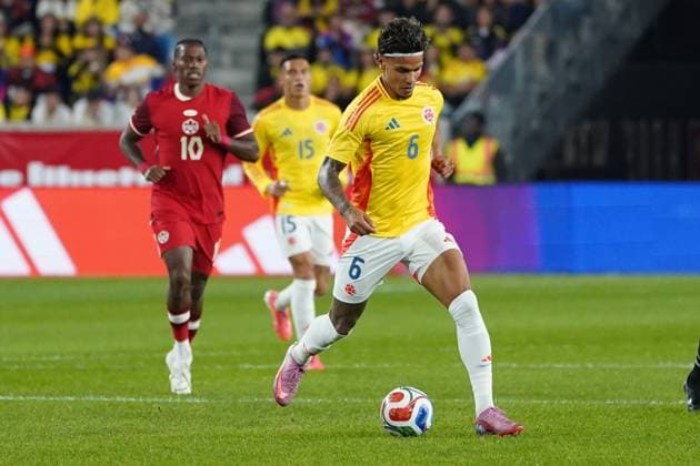 October 14, 2025, Harrison, New Jersey, United States: Richard RoÂ­os 6 of Colombia drives the ball forward during the International Friendly, Länderspiel, Nationalmannschaft match between Canada and Colombia at Sports Illustrated Stadium on October 14, 2025 in Harrison, Nueva Jersey. Harrison United States - ZUMAe321 20251014_zsa_e321_080 Copyright: xLeonardoxRamirezx