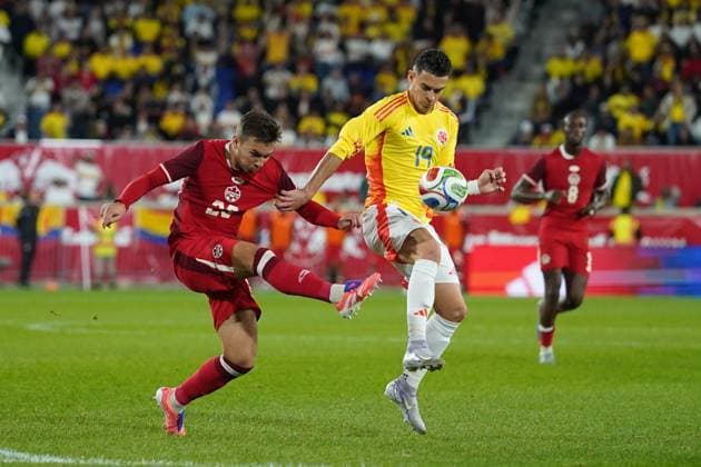 October 14, 2025, Harrison, New Jersey, United States: Rafael Santos Borro 19 of Colombia and Niko Sigur 23 of Canada battle for the ball during the International Friendly, Länderspiel, Nationalmannschaft match between Canada and Colombia at Sports Illustrated Stadium on October 14, 2025 in Harrison, Nueva Jersey. Harrison United States - ZUMAe321 20251014_zsa_e321_089 Copyright: xLeonardoxRamirezx