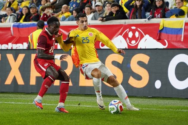 October 14, 2025, Harrison, New Jersey, United States: Richie Laryea 22 of Canada and Kevin Serna 25 of Colombia battle for the ball during the International Friendly, Länderspiel, Nationalmannschaft match between Canada and Colombia at Sports Illustrated Stadium on October 14, 2025 in Harrison, Nueva Jersey. Harrison United States - ZUMAe321 20251014_zsa_e321_095 Copyright: xLeonardoxRamirezx