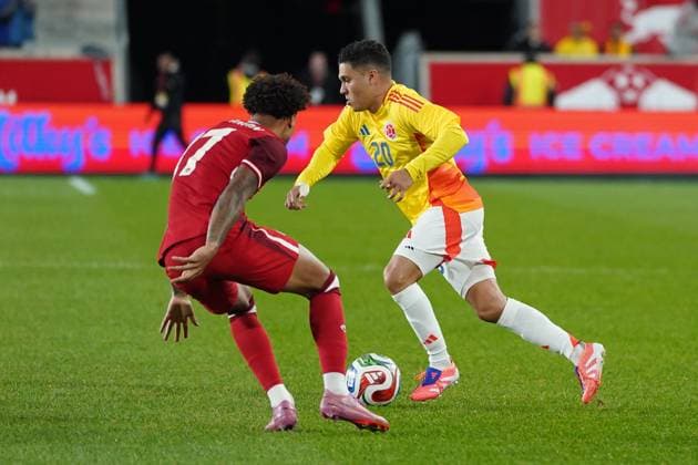 October 14, 2025, Harrison, New Jersey, United States: Juan Fernando Quintero 20 of Colombia and Tajon Buchanan 17 of Canada battle for the ball during the International Friendly, Länderspiel, Nationalmannschaft match between Canada and Colombia at Sports Illustrated Stadium on October 14, 2025 in Harrison, Nueva Jersey. Harrison United States - ZUMAe321 20251014_zsa_e321_097 Copyright: xLeonardoxRamirezx