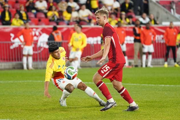 October 14, 2025, Harrison, New Jersey, United States: Juan Camilo Hernandez 14 of Colombia and Luc De Fougerolles 15 of Canada battle for the ball during the International Friendly, Länderspiel, Nationalmannschaft match between Canada and Colombia at Sports Illustrated Stadium on October 14, 2025 in Harrison, Nueva Jersey. Harrison United States - ZUMAe321 20251014_zsa_e321_103 Copyright: xLeonardoxRamirezx