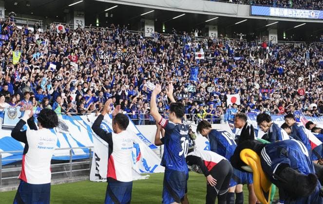 Football: Friendly between Japan and Brazil Japan players acknowledge the crowd as they celebrate the team s 3-2 victory in an international football friendly against Brazil at Ajinomoto Stadium in Chofu, Tokyo, on Oct. 14, 2025.  A14AA0004942022P