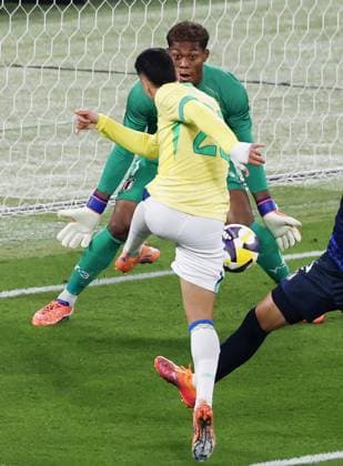 Football: Friendly between Japan and Brazil Gabriel Martinelli (front) scores Brazil s second goal in the first half of an international football friendly against Japan at Ajinomoto Stadium in Chofu, Tokyo, on Oct. 14, 2025.  A14AA0004942027P