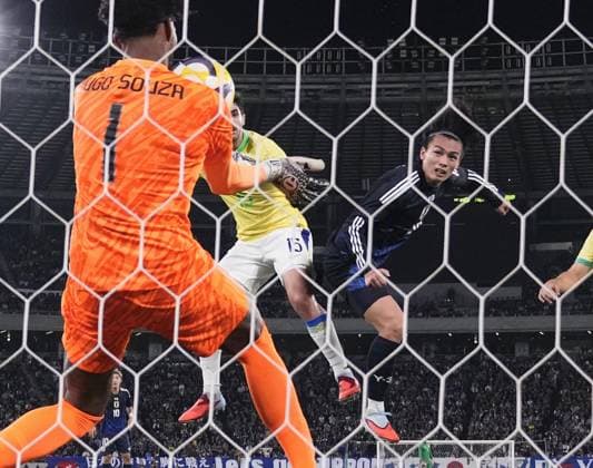 Football: Friendly between Japan and Brazil Japan s Ayase Ueda (R) scores the winner with a header in the second half of an international football friendly against Brazil at Ajinomoto Stadium in Chofu, Tokyo, on Oct. 14, 2025.  A14AA0004942029P