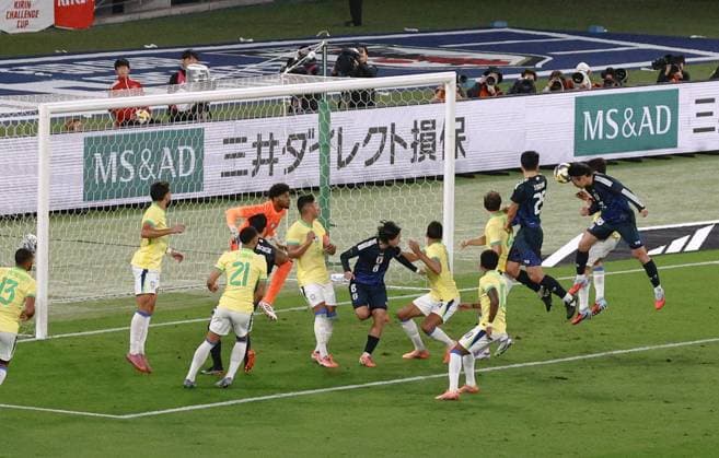 Football: Friendly between Japan and Brazil Japan s Ayase Ueda (far R) scores the winner with a header in the second half of an international football friendly against Brazil at Ajinomoto Stadium in Chofu, Tokyo, on Oct. 14, 2025.  A14AA0004942031P
