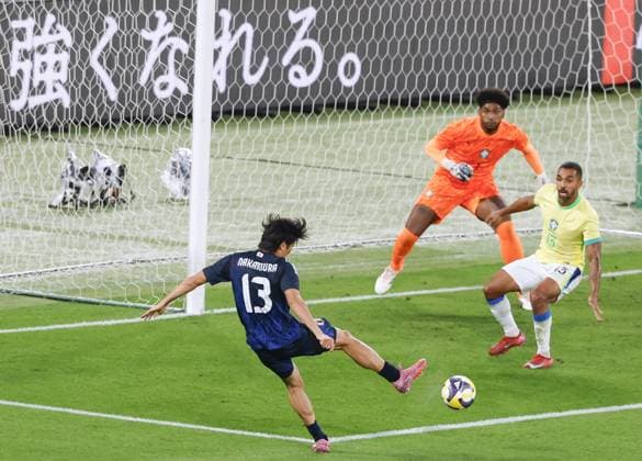 Football: Friendly between Japan and Brazil Japan s Keito Nakamura (13) scores the team s second goal in the second half of an international football friendly against Brazil at Ajinomoto Stadium in Chofu, Tokyo, on Oct. 14, 2025.  A14AA0004942041P