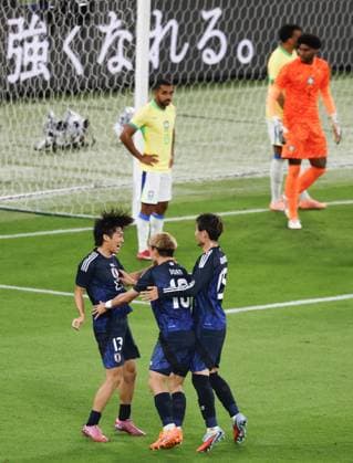 Football: Friendly between Japan and Brazil Japan s Keito Nakamura (far L) celebrates with his teammates after scoring an equalizer in the second half of an international football friendly against Brazil at Ajinomoto Stadium in Chofu, Tokyo, on Oct. 14, 2025.  A14AA0004942044P