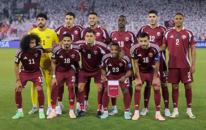 (251015) -- DOHA, Oct. 15, 2025 -- Starting players of Qatar pose for a group photo before the FIFA World Cup, WM, Weltmeisterschaft, Fussball 2026 AFC Asian Qualifiers group A playoffs match between Qatar and United Arab Emirates in Doha, Qatar, Oct. 14, 2025. (Photo by Xinhua) (SP)QATAR-DOHA-FOOTBALL-PLAYOFFS ASIAN QUALIFIERS-FIFA WORLD CUP 2026-QATAR VS UNITED ARAB EMIRATES Nikku 