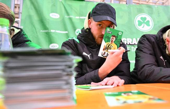 14 10 2025 SpVgg Greuther Fürth Fuerth Autograph session at Fürth church fair xwoxzix Pelle Boevink 26, SpVgg Greuther Fürth