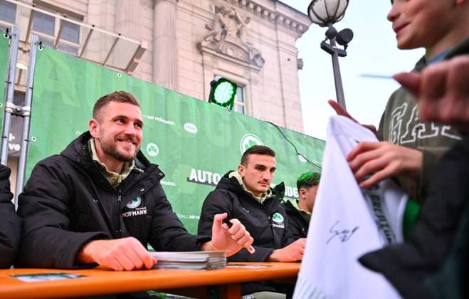 14 10 2025 SpVgg Greuther Fürth Fuerth Autograph session at Fürth church fair xwoxzix Dennis Srbeny 7, SpVgg Greuther Fürth