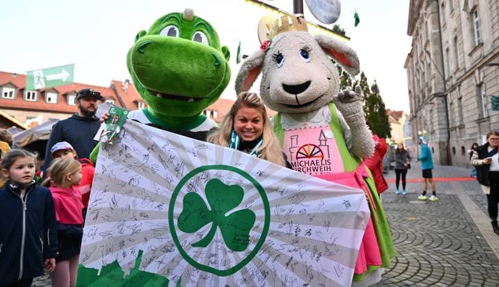 14 10 2025 SpVgg Greuther Fürth Fuerth autograph session at Fürth Kirchweih xwoxzix cloverleaf fan with dragon Eddy mascot SpVgg Greuther Fürth and Betzala mascot Kirchweih