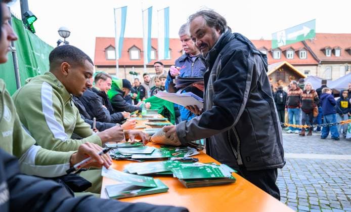 14 10 2025 SpVgg Greuther Fürth Fuerth autograph session at Fürth church fair xwoxzix Maximilian Solomon Dietz 33, SpVgg Greuther Fürth signs autographs
