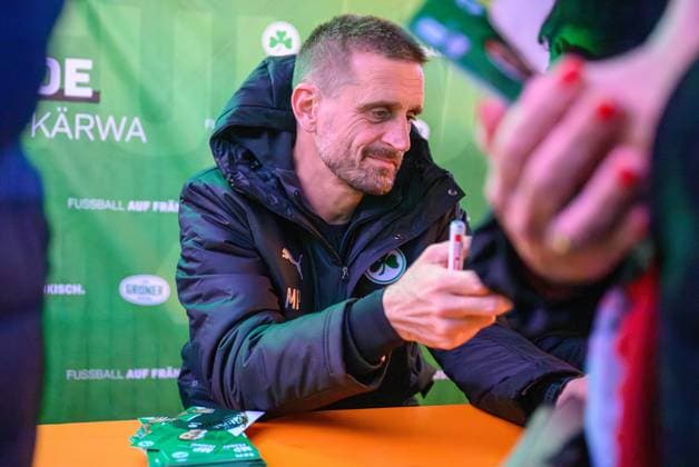 14 10 2025 SpVgg Greuther Fürth Fuerth autograph session at Fürth church fair xwoxzix Milorad Pekovic Co coach SpVgg Greuther Fürth signs autographs