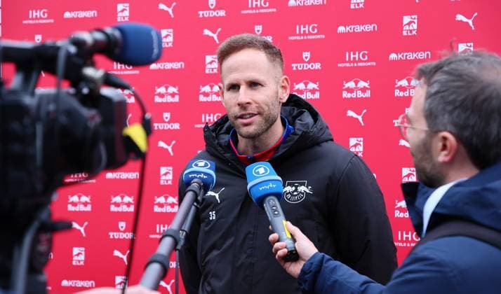 RB Leipzig Training Bundesliga Leipzig, 14 10 2025, RB Leipzig Training Center,Soccer Bundesliga , RB Leipzig Training , In the picture rGoalkeeper Peter Gulacsi 1, RB Leipzig in an interview , Picture Point