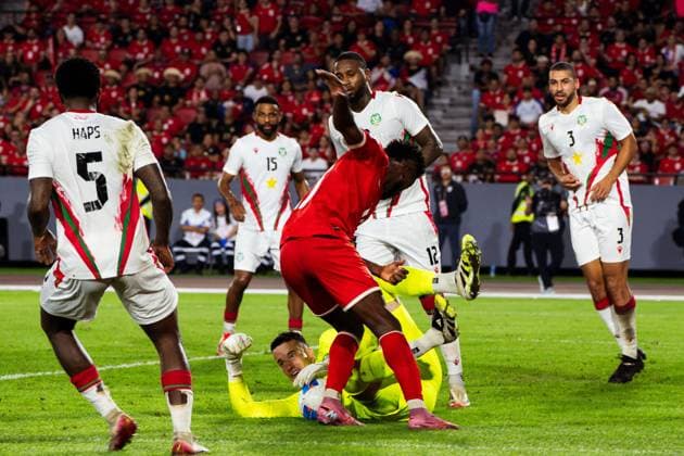 (251015) -- PANAMA CITY, Oct. 15, 2025 -- Suriname s goalkeeper Etienne Vaessen (bottom) makes a save during the 2026 FIFA World Cup, WM, Weltmeisterschaft, Fussball Concacaf qualifier football match between Panama and Suriname in Panama City, Panama, on Oct. 14, 2025. ) (SP)PANAMA-PANAMA CITY-FOOTBALL-2026 FIFA WORLD CUP QUALIFIERS-PAN VS SUR XuxYongzheng 