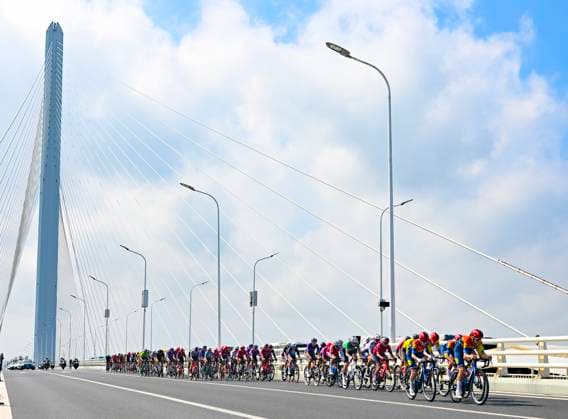 (251015) -- SHANGHAI, Oct. 15, 2025 -- Cyclists compete across the Shanghai Yangtze River Bridge during the Stage 2 of the UCI Women s WorldTour Tour of Chongming Island Road cycling, Rad, Radsport, Strasse race in Shanghai, east China, Oct. 15, 2025. ) (SP)CHINA-SHANGHAI-CYCLING-UCI WOMEN S WORLDTOUR-TOUR OF CHONGMING ISLAND (CN) ChenxHaoming 