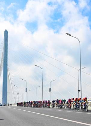 (251015) -- SHANGHAI, Oct. 15, 2025 -- Cyclists compete across the Shanghai Yangtze River Bridge during the Stage 2 of the UCI Women s WorldTour Tour of Chongming Island Road cycling, Rad, Radsport, Strasse race in Shanghai, east China, Oct. 15, 2025. ) (SP)CHINA-SHANGHAI-CYCLING-UCI WOMEN S WORLDTOUR-TOUR OF CHONGMING ISLAND (CN) ChenxHaoming 