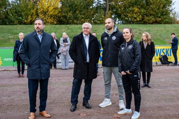 14 10 2025, GER, Visit by the Federal President to a training session of the SG 99 Andernach womens soccer team from left to right Mayor Christian Greiner, Federal President Frank Walter Steinmeier, Managing Director Florian Stein and coach Isabelle Hawel talk to the players and watch them train