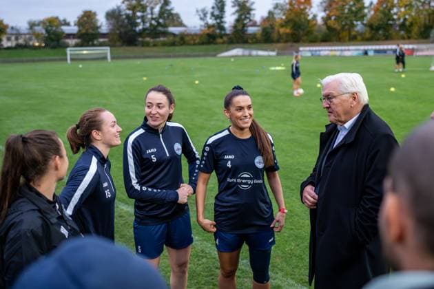 14 10 2025, GER, Visit by the Federal President at a training session for the SG 99 Andernach Andernach footballers Vanessa Zilligen 15 , Kathrin Schermuly 5 and Besarta Hisenaj 4 hold talks with Federal President Frank Walter Steinmeier
