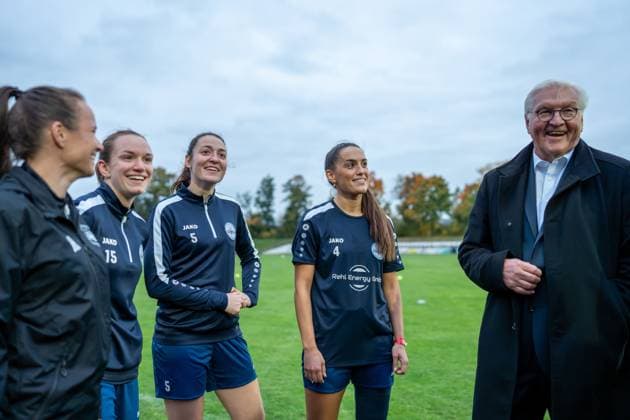 14 10 2025, GER, Visit by the Federal President at a training session for the SG 99 Andernach Andernach footballers Vanessa Zilligen 15 , Kathrin Schermuly 5 and Besarta Hisenaj 4 hold talks with Federal President Frank Walter Steinmeier