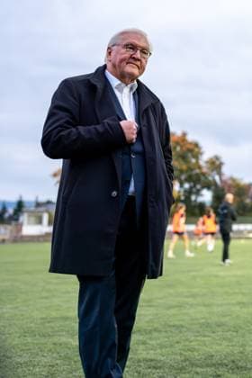 14 10 2025, GER, Visit of the Federal President to a training session of the SG 99 Andernach womens soccer team Federal President Frank Walter Steinmeier during the exchange with the players from Andernach