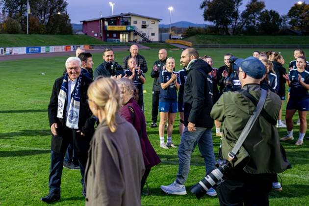 14 10 2025, GER, Visit by the Federal President at a training session of the SG 99 Andernach womens soccer team Players and staff bid farewell to Federal President Frank Walter Steinmeiner