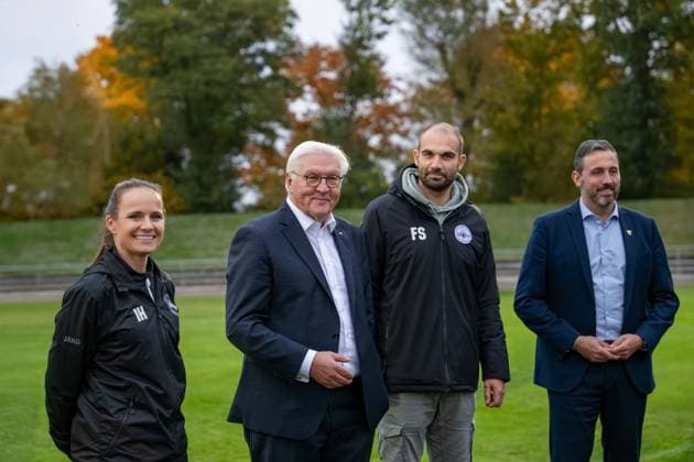 14 10 2025, GER, Visit by the Federal President to a training session of the SG 99 Andernach womens soccer team from left to right Coach Isabelle Hawel, Federal President Frank Walter Steinmeier, Managing Director Florian Stein and Lord Mayor Christian Greiner in conversation on the pitch