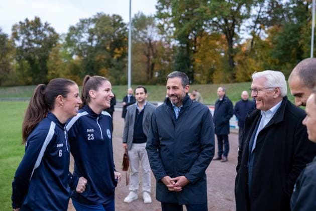 14 10 2025, GER, Visit by the Federal President to a training session of the SG 99 Andernach womens soccer team The captains Lisa Kossmann 6 and Magdalena Schumacher 23 in conversation with Lord Mayor Christian Greiner and Federal President Frank Walter Steinmeier on the edge of the pitch