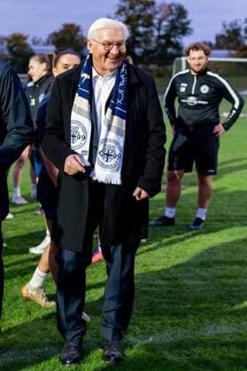14 10 2025, GER, Visit of the Federal President at a training session of the SG 99 Andernach womens soccer team Federal President Frank Walter Steinmeier with a SG 99 Andernach scarf around his neck