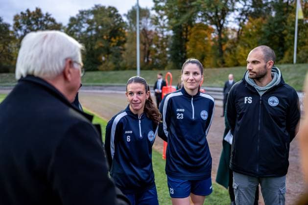 14 10 2025, GER, Visit by the Federal President at a training session for the SG 99 Andernach womens soccer team Captains Lisa Kossmann 6 and Magdalena Schumacher 23 and Managing Director Florian Stein in conversation with Federal President Frank Walter Steinmeier