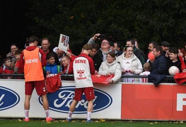 15 10 2025, xophax, Soccer 1 Bundesliga Season 2025 2026 1 FC Köln Training Fans get autographs Joel Schmied and Florian Kainz Leverkusen